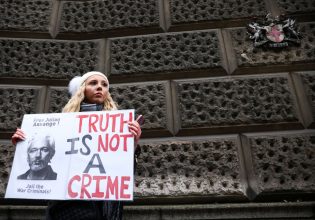 Ο Τζούλιαν Ασάνζ είναι ελεύθερος – όμως η ελευθερία του Τύπου διαρκώς περιορίζεται