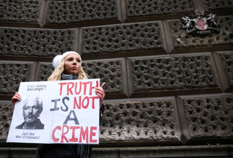 Wikileaks: Απελευθερώνεται ο Ασάνζ αποδεχόμενος την ενοχή του