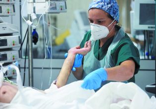 Covid: Τετραπλασιάστηκαν σε μια εβδομάδα οι θάνατοι – Αύξηση και στις εισαγωγές   