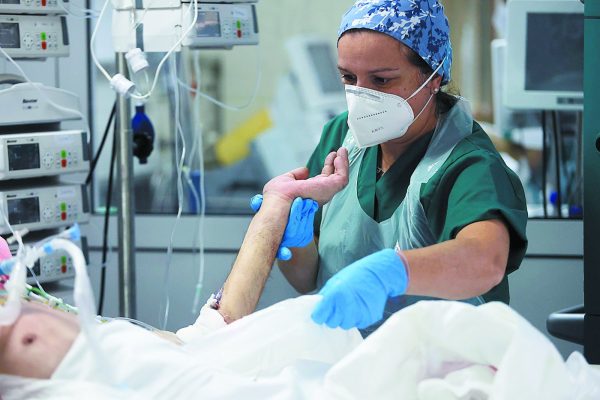 Covid: Τετραπλασιάστηκαν σε μια εβδομάδα οι θάνατοι – Αύξηση και στις εισαγωγές   