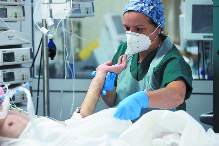 Covid: Τετραπλασιάστηκαν σε μια εβδομάδα οι θάνατοι – Αύξηση και στις εισαγωγές   