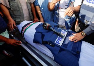 Γάζα: Τρομακτικός ο αριθμός των δημοσιογράφων που έχουν σκοτωθεί – «Το γιλέκο press δεν προστατεύει»