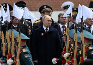 Ρωσία: Το Κρεμλίνο ενισχύει ασφάλεια του Πούτιν, ο οποίος άρχισε να φορά αλεξίσφαιρο γιλέκο