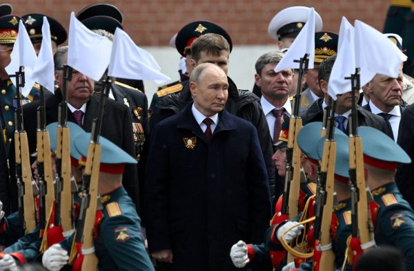Ρωσία: Το Κρεμλίνο ενισχύει ασφάλεια του Πούτιν, ο οποίος άρχισε να φορά αλεξίσφαιρο γιλέκο