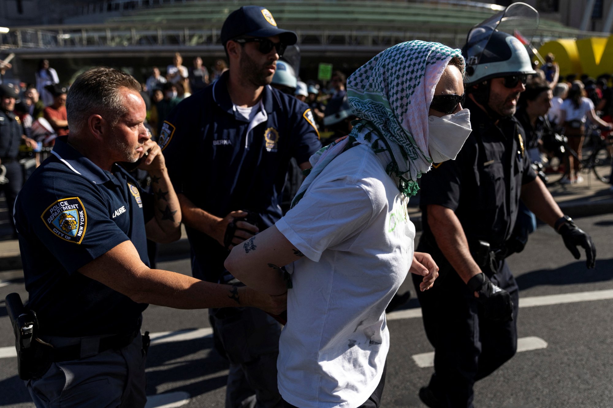 ΗΠΑ: Διαδηλωτές υπέρ της Παλαιστίνης εισέβαλαν σε μουσείο της Νέας Υόρκης – 22 συλλήψεις από την Αστυνομία