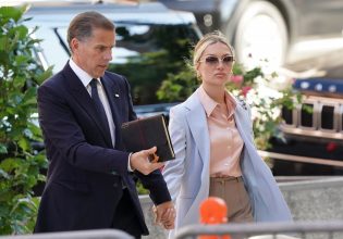 ΗΠΑ: Η νύφη του Μπάιντεν αποκάλεσε ναζιστικό σκ@τό πρώην βοηθό του Ντόναλντ Τραμπ