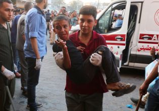 Γάζα: Το Ισραήλ επιτίθεται στο κέντρο της Λωρίδας την ώρα που άμαχοι πλημμυρίζουν το ήδη γεμάτο νοσοκομείο