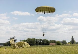 Επέτειος D-DAY: Βρετανοί αλεξιπτωτιστές προσγειώθηκαν στη Νορμανδία και οι Γάλλοι τους ζήτησαν διαβατήριο