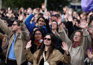 Γαλλία: αγώνας δρόμου για τη συγκρότηση εκλογικών συμμαχιών – στον ορίζοντα μονομαχία Ακροδεξιάς – Αριστεράς