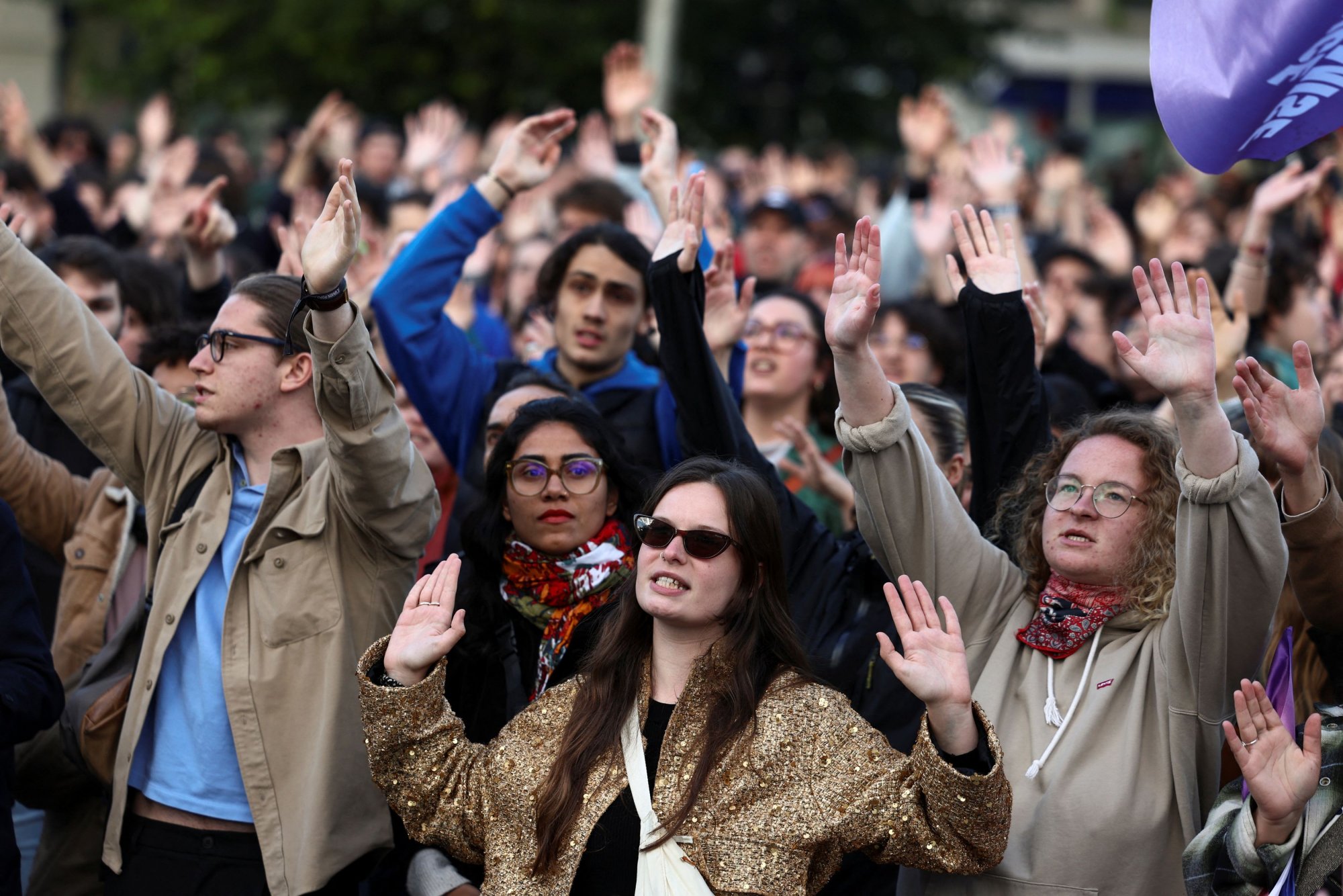Γαλλία: αγώνας δρόμου για τη συγκρότηση εκλογικών συμμαχιών – στον ορίζοντα μονομαχία Ακροδεξιάς – Αριστεράς