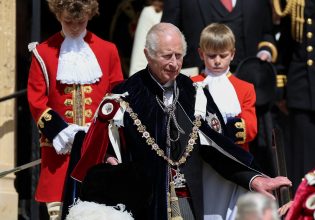 Βασιλιάς Κάρολος: Παρόν και στην τελετή για το «Τάγμα της Περικνημίδας» – Στο πλευρό του Γουίλιαμ και Καμίλα