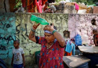 Ινδία: Τουλάχιστον 11 νεκροί εξαιτίας των πλημμυρών και του καύσωνα