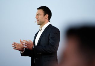 Κασσελάκης σε ΝΔ: Δώστε τώρα τους όρους ρύθμισης του χρέους σας – Το ειρωνικό σχόλιο προς Μητσοτάκη