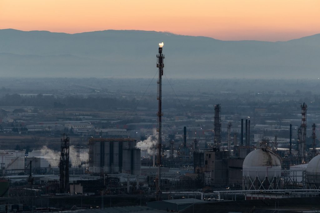 Κωστής Χατζηδάκης: Νέα έκτακτη εισφορά 33% στα διυλιστήρια