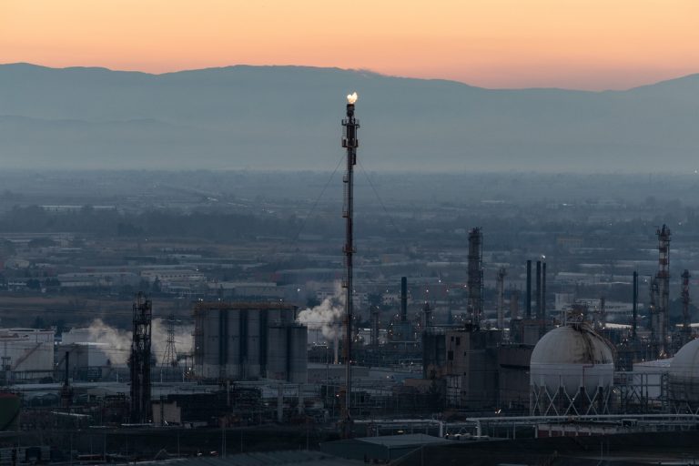 Κωστής Χατζηδάκης: Νέα έκτακτη εισφορά 33% στα διυλιστήρια