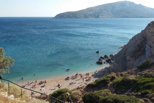 Βάρκιζα – Κλοπή: Επεισοδιακή απόπειρα να αρπάξουν τα πράγματα εφήβων σε παραλία