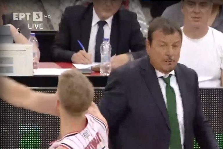 Η στιγμή που ο Γουόκαπ δείχνει στον Αταμάν να φύγει για τα αποδυτήρια (vid)