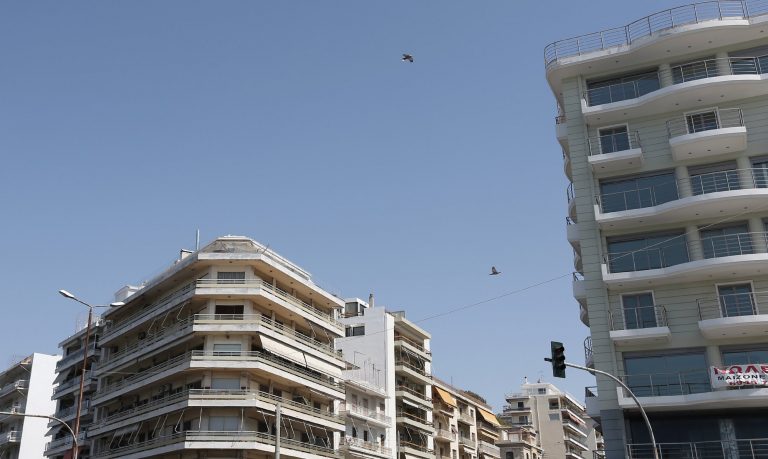 Πώς η στεγαστική κρίση επηρεάζει το δημογραφικό – Τι βρίσκουν οι νέοι μπροστά τους