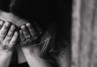 «Με χτύπησε εν κινήσει, πήγαμε να σκοτωθούμε», λέει η 43χρονη για γνωστό δικηγόρο