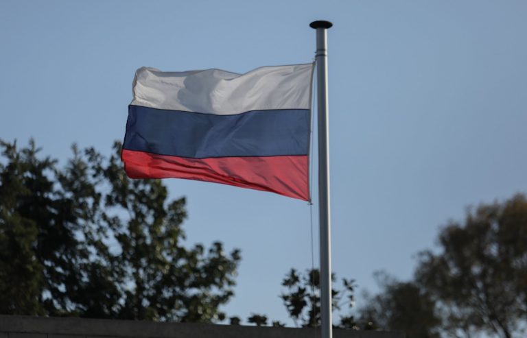 Θεσσαλονίκη: Έριξε λευκή μπογιά στο προξενείο της Ρωσίας – Συνελήφθη και βρέθηκαν 7 μαχαίρια σπίτι του