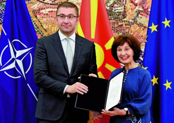 Επιμένει στο παιχνίδι των προκλήσεων