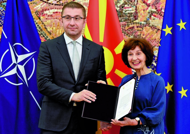 Επιμένει στο παιχνίδι των προκλήσεων