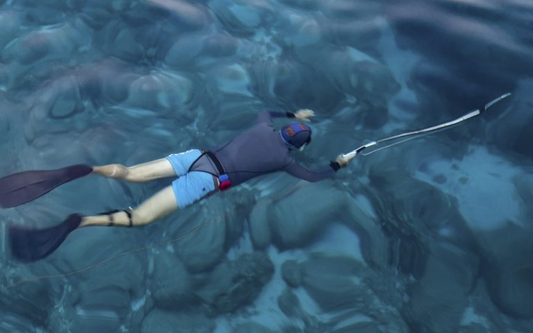 Αχαΐα: Αγωνία για ψαροντουφεκά που χάθηκε στη θάλασσα – Τον ψάχνουν με δύτες, ελικόπτερα και σκάφη