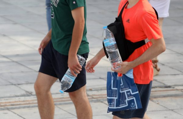 Νέες αυξήσεις ταλανίζουν τα νοικοκυριά – Ανατιμήσεις σε εμφιαλωμένα νερά, αναψυκτικά και μπίρες