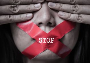 Η έμφυλη βία είναι εδώ, λένε οι Έλληνες – Διακρίσεις και εγκλήματα εις βάρος των γυναικών