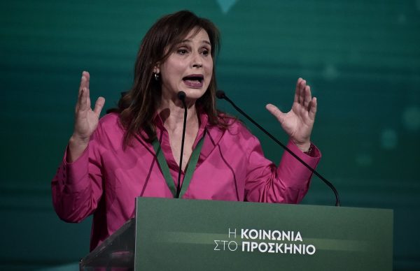 Πρέπει να τεθεί το θέμα αλλαγής αρχηγίας του ΠΑΣΟΚ, λέει η Μπατζελή