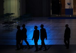 Η Ευρώπη στρέφεται προς τα δεξιά, αλλά το κέντρο αντιστέκεται – Και μετά τις ευρωεκλογές τι;