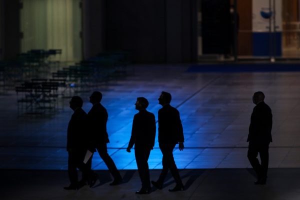 Η Ευρώπη στρέφεται προς τα δεξιά, αλλά το κέντρο αντιστέκεται – Και μετά τις ευρωεκλογές τι;