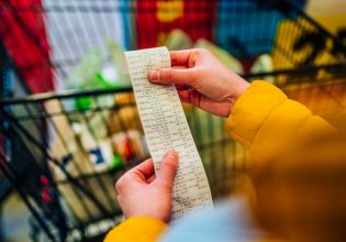 Η ακρίβεια «έφαγε» υπουργό αλλά συνεχίζει να «ροκανίζει» το εισόδημα – Για 15 μέρες φτάνει ο μισθός