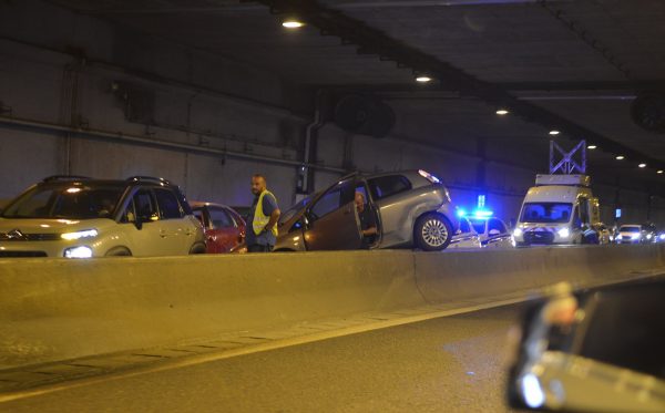 Αυτοκίνητο τούμπαρε στην Αττική Οδό – Πού επικρατεί κυκλοφοριακή συμφόρηση