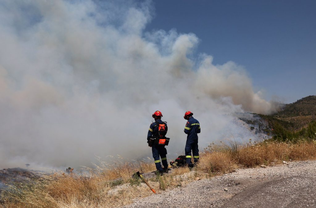 Φωτιά: Εκκενώνεται το Μαύρο Λιθάρι – Ήχησε το 112, «απομακρυνθείτε προς Γλυφάδα» (video)