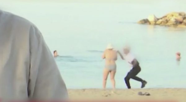 Άλιμος: «Δεν περίμενα να μου αρπάξουν τον σταυρό, αλλά την τσάντα» – Σε σοκ η λουόμενη που την έκλεψαν σε live σύνδεση