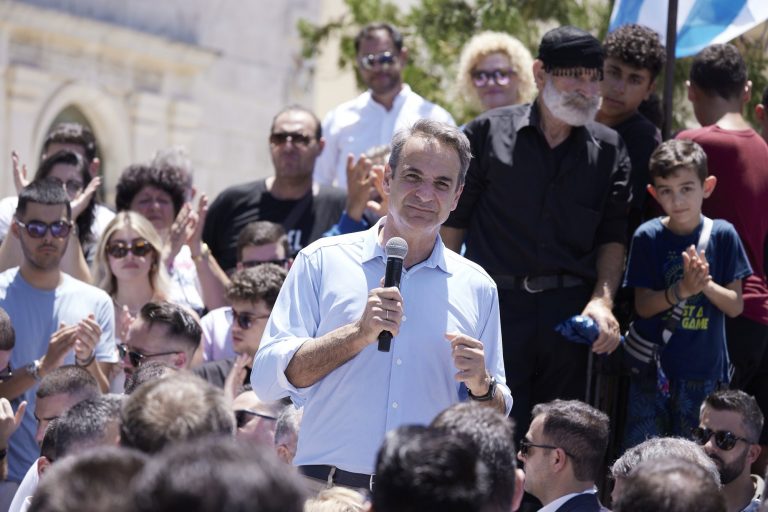 Να ξορκίσουν την αποχή ή τον πειρασμό της παραλίας καλεί τους νέους ο Μητσοτάκης