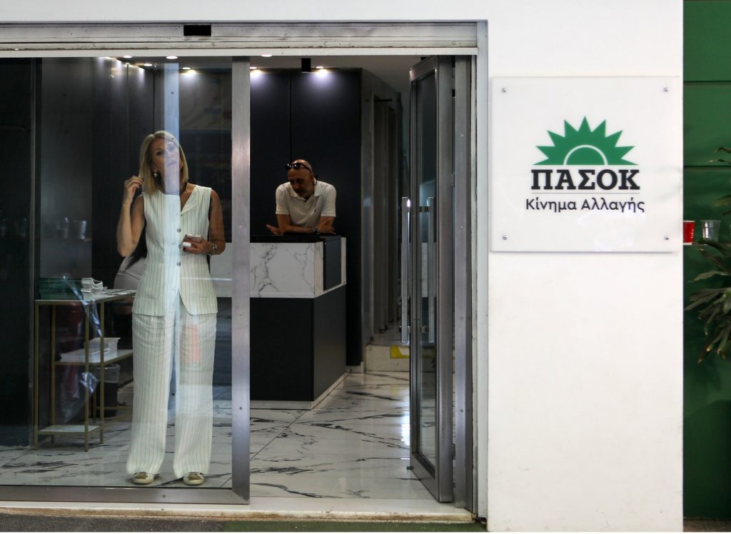 Δημοσκόπηση για ΠΑΣΟΚ: Πρόβαδισμα Δούκα έναντι Ανδρουλάκη, από κοντά ο Γερουλάνος