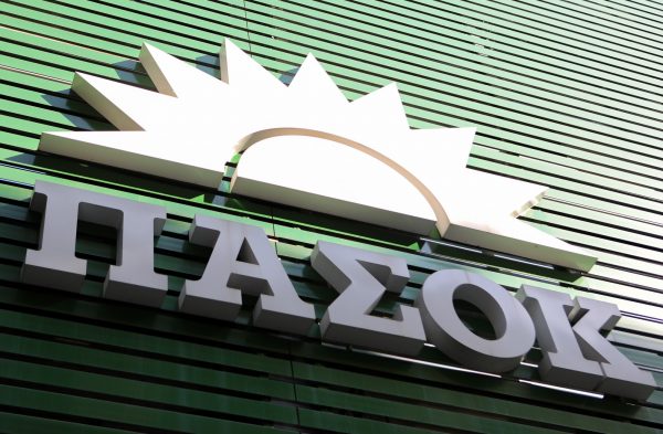 ΠΑΣΟΚ: Άγονος ανασχηματισμός αντίστροφης μέτρησης υπό το βάρος της μεγάλης ήττας
