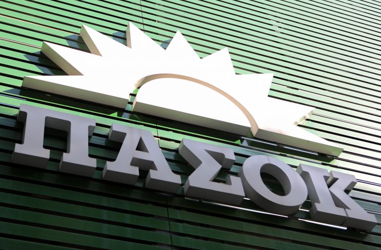 ΠΑΣΟΚ: Άγονος ανασχηματισμός αντίστροφης μέτρησης υπό το βάρος της μεγάλης ήττας
