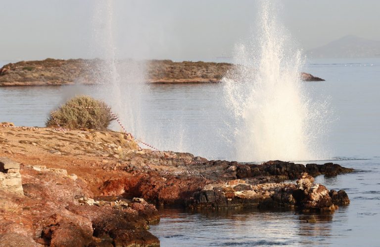 Καβούρι: Επιχείρηση εξουδετέρωσης νάρκης μέσα στη θάλασσα