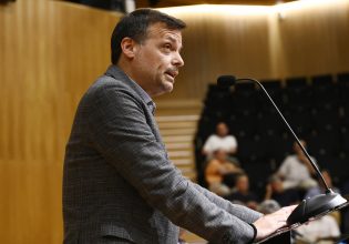 Χάρης Δούκας για την απευθείας ανάθεση σε στέλεχος του ΠΑΣΟΚ: Τι απαντά