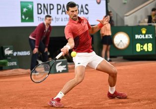 Σπουδαία ανατροπή με… ένα πόδι από τον Τζόκοβιτς και πρόκριση στα προημιτελικά (3-2, vids)