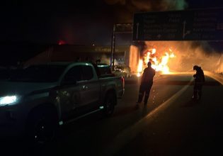 Ανατροπή και φωτιά σε βυτιοφόρο στη γέφυρα του Ισθμού – Κλειστή η Αθηνών – Κορίνθου