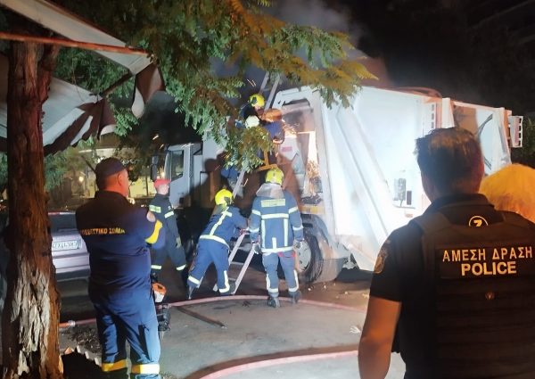 Φωτιά τα μεσάνυχτα σε απορριμματοφόρο στην Κυψέλη