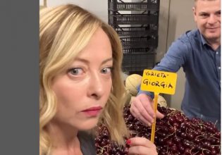 Ιταλία: Η Μελόνι έστειλε το τελευταίο προεκλογικό της μήνυμα από ένα… οπωροπωλείο