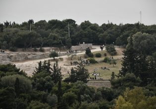 Ξέσπασε φωτιά στο λόφο του Φιλοπάππου