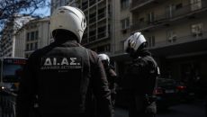 Ομόνοια: Επιτέθηκε με μαχαίρι στην έγκυο σύντροφό του – Τη χτύπησε πολλαπλά, νοσηλεύεται στο Τζάνειο