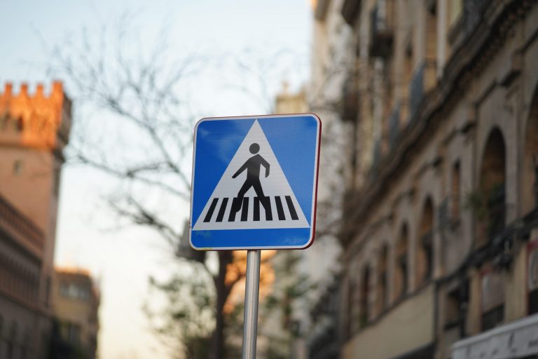 Τα ηλεκτρικά αυτοκίνητα «δυο φορές πιο επικίνδυνα» για τους πεζούς