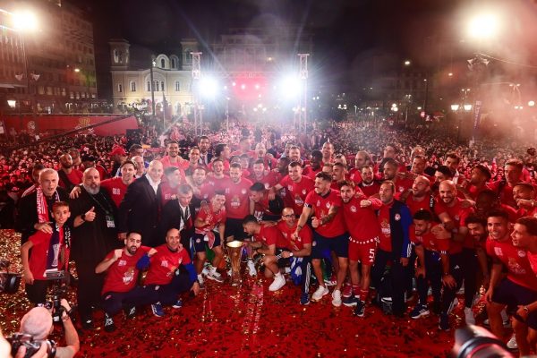 Ολυμπιακός: Η φοβερή διαδρομή του ανοιχτού πούλμαν και η παράνοια του κόσμου! (vids)